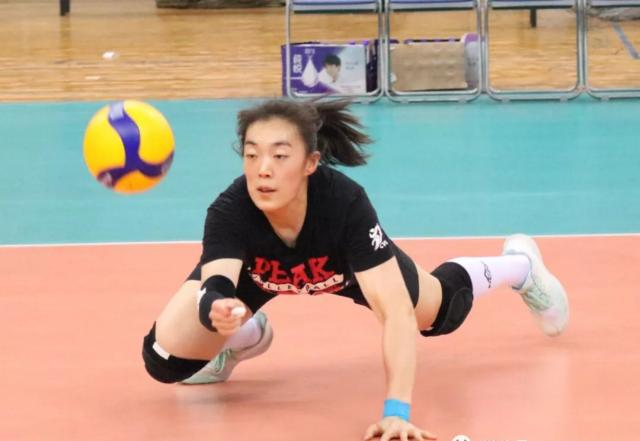 UFC赛场再起风云：徽州赤兔队击败海滨火箭队，脚步移动更到位观赏性拉满(nba风云直播在线观看)-爱游戏app