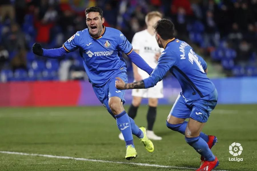 爱游戏网址登录 -关于塞维利亚训练开放日，转会期调整名单引欢呼，国王杯在即，更衣室氛围转暖的信息